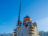 Подняты купола на Храм Живоначальной Троицы